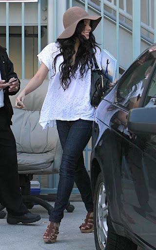 vanessa-hudgens-031210-10.jpg