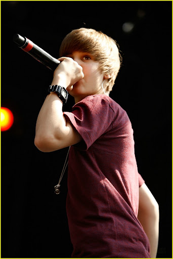 WASHINGTON - APRIL 05: Canadian pop star Justin Bieber performs during the Easter Egg Roll on the South Lawn of the White House April 5, 2010 in Washington, DC. About 30,000 people are expected to attend attended the 132-year-old tradition of rolling colored eggs down the South Lawn of the White House. (Photo by Chip Somodevilla/Getty Images)