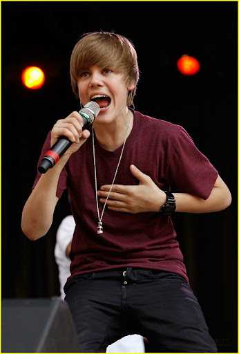 WASHINGTON - APRIL 05: Canadian pop star Justin Bieber performs during the Easter Egg Roll on the South Lawn of the White House April 5, 2010 in Washington, DC. About 30,000 people are expected to attend attended the 132-year-old tradition of rolling colored eggs down the South Lawn of the White House. (Photo by Chip Somodevilla/Getty Images)