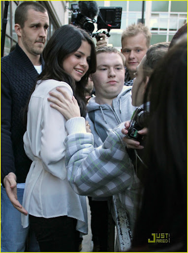 ©BAUER-GRIFFIN.COM
Fans go crazy for Selena Gomez as she arrives at BBC Radio 1.
NON-EXCLUSIVE April 11, 2010
Job: 100411L10 London, England
www.bauergriffin.com
www.bauergriffinonline.com