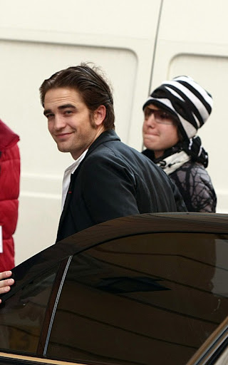 robert-pattinson-040910-2.JPG
