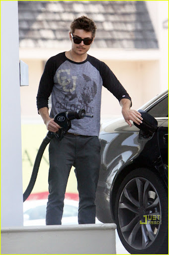 !! PLEASE CREDIT ALL USAGE TO "LIMELIGHTPICS.US" !!** MUST CALL BEFORE USE!  ©LIMELIGHTPICS.US **Zack Efron & Vanessa Hudgens stop to fill their tank and purchashe some goodies for the road. ~Exclusive!~   LOS ANGELES, CA 041610 ©LIMELIGHT PICTURES !! PLEASE CREDIT ALL USAGE TO "LIMELIGHTPICS.US" !!