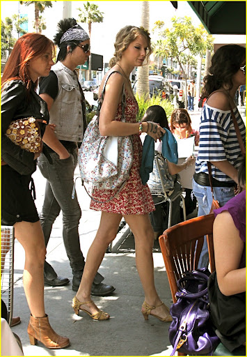 April 16, 2010: Taylor Swift leaves Jack & Jill's after having lunch with her band members before heading to her performance in Los Angeles, California.Mandatory Byline: The Media Circuit/INFphoto.com   Ref.:  infusla-133
