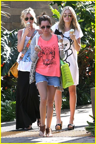  Ashley Tisdale, Aly Michalka and AJ Michalka