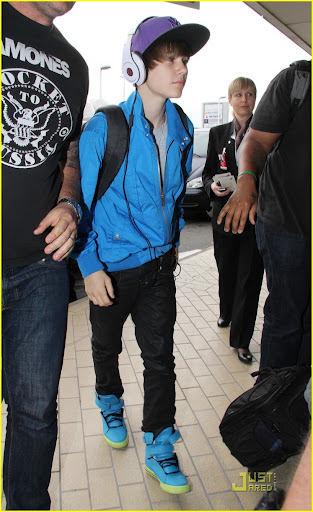 justin-bieber-auckland-arrival-04.jpg
