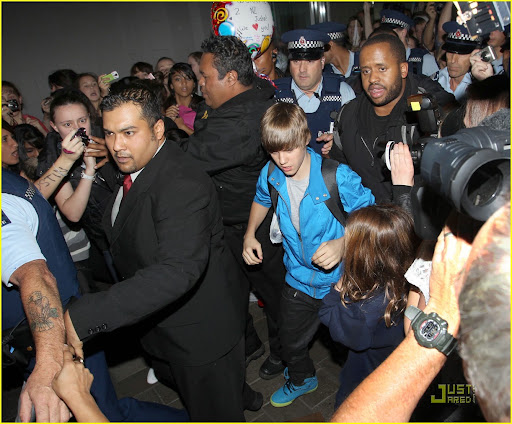 Justin Bieber arrives to chaotic scenes at Auckland Airport and needs a police escort to get to his car.<P>Pictured: Justin Bieber<P><B>Ref: SPL175380  270410  </B><BR/>Picture by: Splash News<BR/></P><P><B>Splash News and Pictures</B><BR/>Los Angeles:?310-821-2666<BR/>New York:?212-619-2666<BR/>London:?870-934-2666<BR/>photodesk@splashnews.com<BR/></P>” width=”512″ height=”424″ class=”pie-img”/></p>
</div>
<div class=