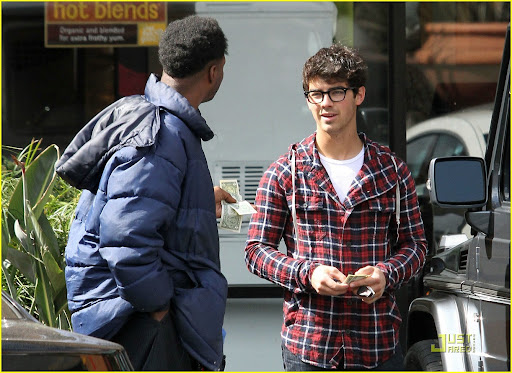 #4910712 EXCLUSIVE... Exclusive… Singer Joe Jonas took a trip to his local Starbucks on April 28, 2010 in Los Feliz, California in a good mood. Joe had a few run in’s with fans as he made his way to his Mercedes SUV and was in a generous mood. The Disney star handed out a few extra bucks to a local man outside the coffee hot spot and chatted with a few fans.
Fame Pictures, Inc - Santa Monica, CA, USA - +1 (310) 395-0500