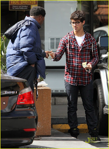 #4910711 EXCLUSIVE... Exclusive… Singer Joe Jonas took a trip to his local Starbucks on April 28, 2010 in Los Feliz, California in a good mood. Joe had a few run in’s with fans as he made his way to his Mercedes SUV and was in a generous mood. The Disney star handed out a few extra bucks to a local man outside the coffee hot spot and chatted with a few fans.
Fame Pictures, Inc - Santa Monica, CA, USA - +1 (310) 395-0500