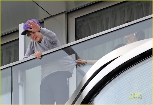 © BAUER-GRIFFIN.COM
***NO CANADA RIGHTS***
Justin Bieber arrives in Paris with heavy security around him as a slew of eager fans greet him at the airport and the Hotel Renaissance at the Arc de Triomphe. Once at the hotel Bieber emerges on the balcony of his room to wave down at fans.
NON-EXCLUSIVE April 29, 2010
Job: 68211EX Paris, France
www.bauergriffin.com
www.bauergriffinonline.com