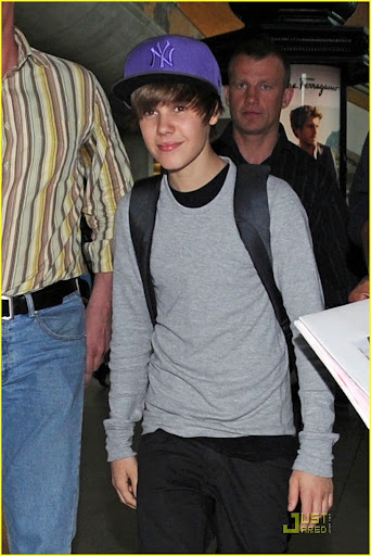 © BAUER-GRIFFIN.COM
***NO CANADA RIGHTS***
Justin Bieber arrives in Paris with heavy security around him as a slew of eager fans greet him at the airport and the Hotel Renaissance at the Arc de Triomphe. Once at the hotel Bieber emerges on the balcony of his room to wave down at fans.
NON-EXCLUSIVE April 29, 2010
Job: 68211EX Paris, France
www.bauergriffin.com
www.bauergriffinonline.com