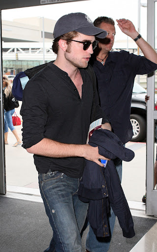 Teen heart throb Robert Pattinson has his back pack and opts for his trusty Ray Ban sunglasses as he catches a flight out of Los Angeles international airport.  <P> Pictured: Robert Pattinson <P> <B>Ref: SPL115846  260709  </B><BR/> Picture by: Tom Vickers/ Splash News<BR/> </P><P> <B>Splash News and Pictures</B><BR/> Los Angeles:	310-821-2666<BR/> New York:	212-619-2666<BR/> London:	870-934-2666<BR/> photodesk@splashnews.com<BR/> </P>