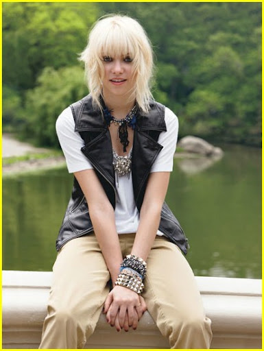 taylor-momsen-teen-vogue-september-09-cover-03.jpg