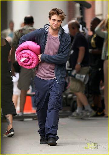 robert-pattinson-pink-sleeping-bag-04.jpg