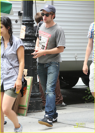 robert-pattinson-pink-sleeping-bag-05.jpg
