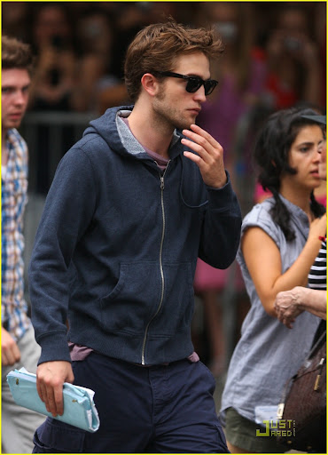 robert-pattinson-pink-sleeping-bag-09.jpg