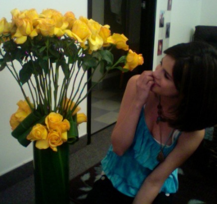 selena-gomez-yellow-roses-2.jpg