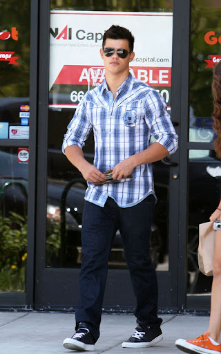 07-22-09 Los Angeles, CA
'Twilight' star Taylor Lautner and his sister get some delicious food from mexican restaurant Chipotle.
NON-EXCLUSIVE PIX by Flynet ©2009
818-307-4813 Nicolas