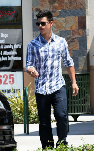 07-22-09 Los Angeles, CA
'Twilight' star Taylor Lautner and his sister get some delicious food from mexican restaurant Chipotle.
NON-EXCLUSIVE PIX by Flynet ©2009
818-307-4813 Nicolas