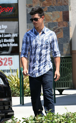 07-22-09 Los Angeles, CA
'Twilight' star Taylor Lautner and his sister get some delicious food from mexican restaurant Chipotle.
NON-EXCLUSIVE PIX by Flynet ©2009
818-307-4813 Nicolas