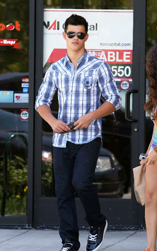07-22-09 Los Angeles, CA
'Twilight' star Taylor Lautner and his sister get some delicious food from mexican restaurant Chipotle.
NON-EXCLUSIVE PIX by Flynet ©2009
818-307-4813 Nicolas