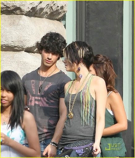 joe-jonas-soho-stud-07.jpg