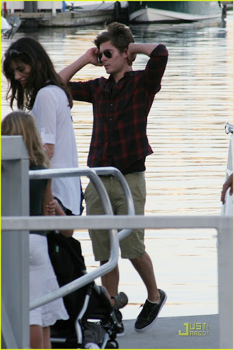 zac-efron-amanda-crew-02.jpg