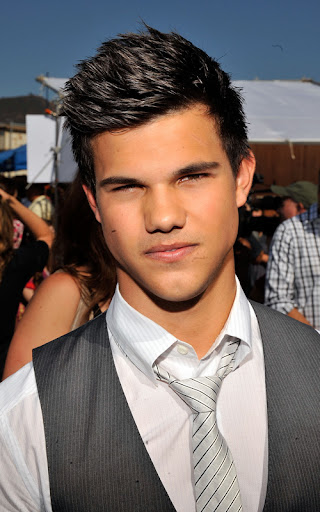 UNIVERSAL CITY, CA - AUGUST 09: Actor Taylor Lautner arrives at the Teen Choice Awards 2009 held at the Gibson Amphitheatre on August 9, 2009 in Universal City, California. (Photo by Kevin Mazur/WireImage) *** Local Caption *** Taylor Lautner