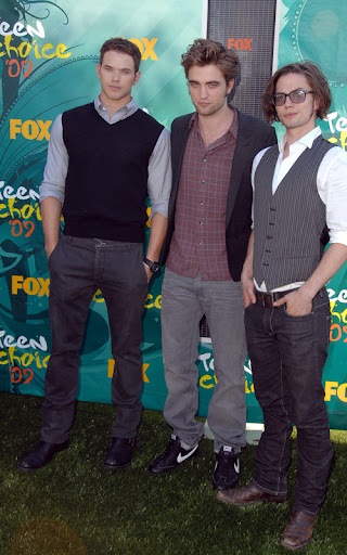 UNIVERSAL CITY, CA - AUGUST 09: (L-R) Actors Kellan Lutz, Robert Pattinson and Jackson Rathbone arrives at the Teen Choice Awards 2009 held at the Gibson Amphitheatre on August 9, 2009 in Universal City, California. (Photo by Jon Kopaloff/FilmMagic) *** Local Caption *** Kellan Lutz;Robert Pattinson;Jackson Rathbone