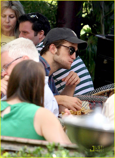robert-pattinson-kristen-stewart-together-06.jpg