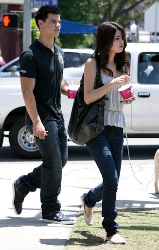 June 2, 2009: Taylor Lautner and Selena Gomez spotted stopping for frozen yogurt in Los Angeles, California today. Credit: Miguel Aguilar/INFphoto.com Ref.: infusla-43/55