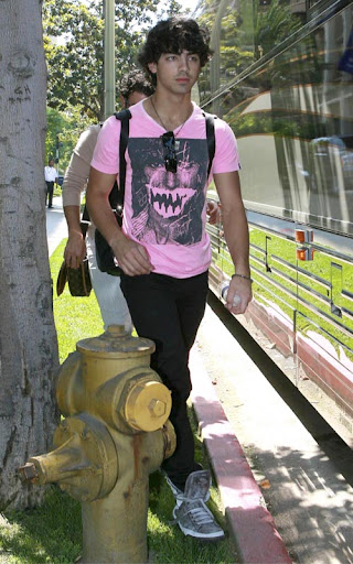 08-10-09 Beverly Hills, CA The Jonas Brothers, Nick Jonas, Joe Jonas and Kevin Jonas seen arriving and getting on their tour bus in Beverly Hills. Kevin is also sporting his Louis Vuitton man purse.... Non-Exclusive Pix by Flynet ©2009 818-307-4813 Nicolas 310-869-0177 Scott