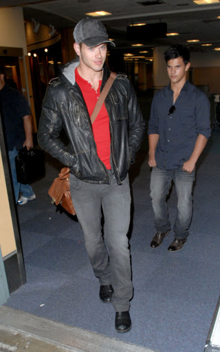 Taylor Lautner and Kellan Lutz arrive in Vancouver and greet fans. The Twilight cast are now all officially here as Taylor and Kellan are the last to arrive for filming fo the third film Eclipse. Taylor was happy to sign autographs for fans after returning from LA to attend the Teen Choice Awards <P> Pictured: Taylor Lautner <B>Ref: SPL118879  110809  </B><BR/> Picture by: Whittle /Beetham / Splash News<BR/> </P><P> <B>Splash News and Pictures</B><BR/> Los Angeles:	310-821-2666<BR/> New York:	212-619-2666<BR/> London:	870-934-2666<BR/> photodesk@splashnews.com<BR/> </P>