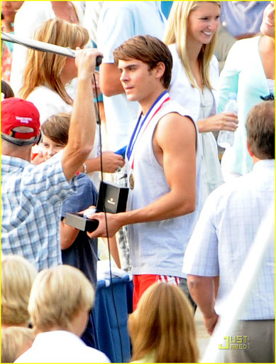 zac-efron-smiling-st-cloud-02.jpg