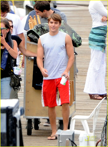 zac-efron-smiling-st-cloud-06.jpg