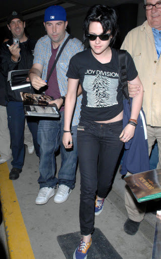 Kristen Stewart punches the air as she arrives back in Vancouver for Twilight. The Twilight star who plays Bella Swan in the hit series arrived back after catching an early flight from LA. Kristen who was at the Teen Choice Awards arrived back for the third installment 'Eclipse' <P> Pictured: Kristen Stewart <B>Ref: SPL118680 100809 </B><BR/> Picture by: Whittle/Beetham /Randy/ Splash<BR/> </P><P> <B>Splash News and Pictures</B><BR/> Los Angeles: 310-821-2666<BR/> New York: 212-619-2666<BR/> London: 870-934-2666<BR/> photodesk@splashnews.com<BR/> </P>