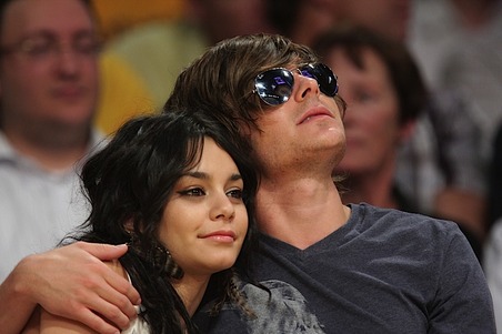 gallery_main-zac-efron-vanessa-hudgens-lakers-game-08162009-07.jpg
