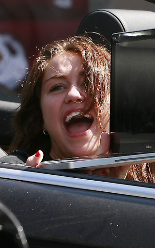 08-24-09 Hollywood, CA Singer Miley Cyrus and her mom have a blast as they sing along with the radio on their way to a studio in Hollywood. I wonder if it was one of her songs... EXCLUSIVE PIX by Flynet ©2009 818-307-4813 Nicolas