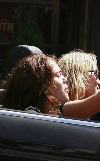 08-24-09 Hollywood, CA Singer Miley Cyrus and her mom have a blast as they sing along with the radio on their way to a studio in Hollywood. I wonder if it was one of her songs... EXCLUSIVE PIX by Flynet ©2009 818-307-4813 Nicolas
