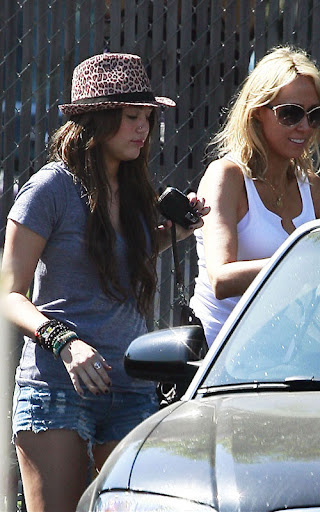 08-25-09 Burbank, CA  Singer Miley Cyrus (code name: Hannah Montana, shhhh... it's a secret) arrives at a studio in Burbank to rehearse for her upcoming tour.  NON-EXCLUSIVE PIX by Flynet ©2009 818-307-4813  Nicolas