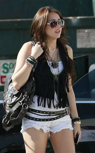 08-26-09 Burbank, CA Singer Miley Cyrus arrives at a studio in Burbank with her mother and bodyguard to rehearse for her upcoming tour. NON-EXCLUSIVE PIX by Flynet ©2009 818-307-4813 Nicolas