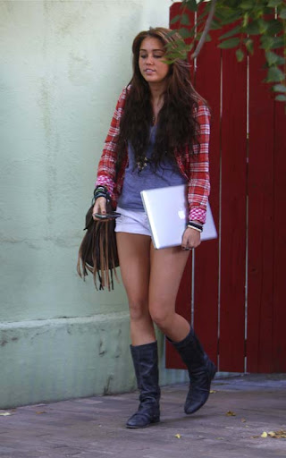 August 30, 2009: Miley Cyrus photographed getting her hair done in a salon in Los Angeles, California. Credit: INFphoto.com  Ref.: infusla-62