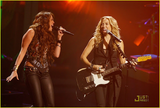 NEW YORK - SEPTEMBER 17: Miley Cyrus and Sheryl Crow perform onstage during 2009 VH1 Divas at Brooklyn Academy of Music on September 17, 2009 in New York City. (Photo by Christopher Polk/Getty Images)