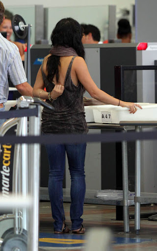vanessa-hudgens-land-9279-3.JPG