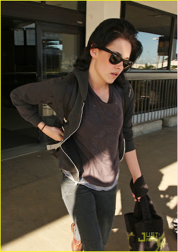 © BAUER-GRIFFIN.COM Actress Kristen Stewart arrives into Los Angeles International Airport (LAX) wearing sunglasses. NON-EXCLUSIVE           October 17, 2009 Job: 91017M10     Los Angeles, California www.bauergriffin.com www.bauergriffinonline.com