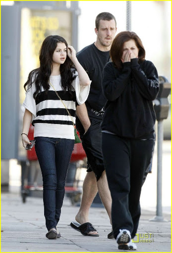 34989, LOS ANGELES, CALIFORNIA - Saturday 17th October 2009 **EXCLUSIVE**Selena Gomez and her mother and step-father, Brian, go for an early dinner at an Indian Restaurant, then on to Target for a shopping spree! Photograph: Nate Jones/Sam Sharma/PacificCoastNews.com ***FEE MUST BE AGREED PRIOR TO USAGE*** UK OFFICE: +44 131 557 7760/7761/7762 US OFFICE: + 1 310 261 9676