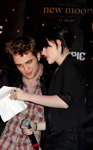November 06, 2009: Robert Pattinson, Kristen Stewart and Taylor Lautner at the Twilight Saga 'New Moon' cast tour at Hollywood & Highland, Los Angeles, California. Credit: INFevents.com Ref.: infusla-64
