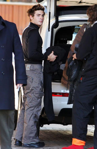 zac-efron-snowboarding (3)_0.jpg