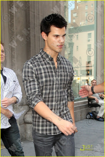 **Exclusive**
Taylor Lautner
outside a Calvin Klein store after shopping in Manhattan
New York City, USA - 28.06.10
Mandatory Credit: Owen Beiny / WENN.com
