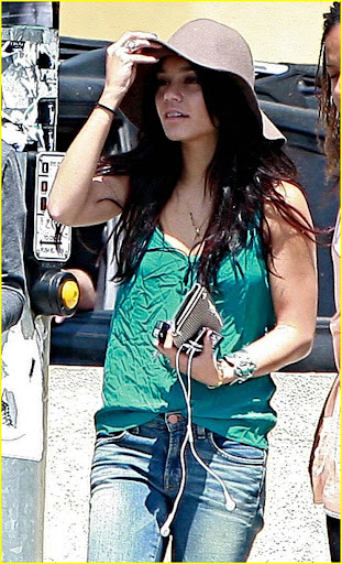 08-05-10 Hollywood, CAExclusive: Actress Vanessa Hudgens spotted out and about in Hollywood, CA...Exclusive Pix by Flynet ©2010818-307-4813  Nicolas310-869-0177  Scott