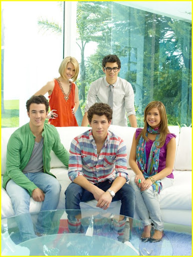 JONAS L.A. - Disney Channel's "JONAS" stars Kevin Jonas as Kevin, Chelsea Staub as Stella, Nick Jonas as Nick, Joe Jonas as Joe and Nicole Anderson as Macy. (DISNEY CHANNEL/BOB D'AMICO)